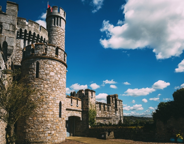 Picture of the side door of the castle